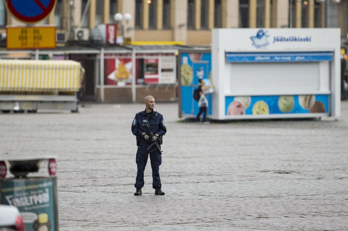 A police keeps watch at the Turku Market Square after several people were stabbed, in Finland August 18, 2017. (LEHTIKUVA/Roni Lehti via REUTERS)