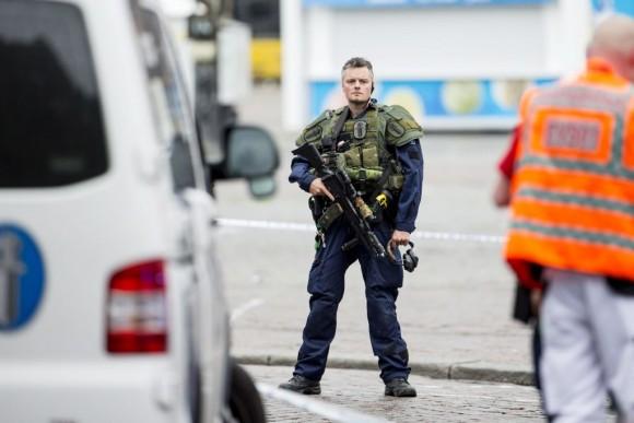 An armed police officer stands guard at the Turku Market Square in the Finnish city of Turku where several people were stabbed on August 18, 2017. (RONI LEHTI/AFP/Getty Images)