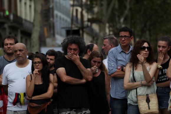 People react at an impromptu memorial where a van crashed into pedestrians at Las Ramblas in Barcelona, Spain, August 19, 2017. (Reuters/Sergio Perez)