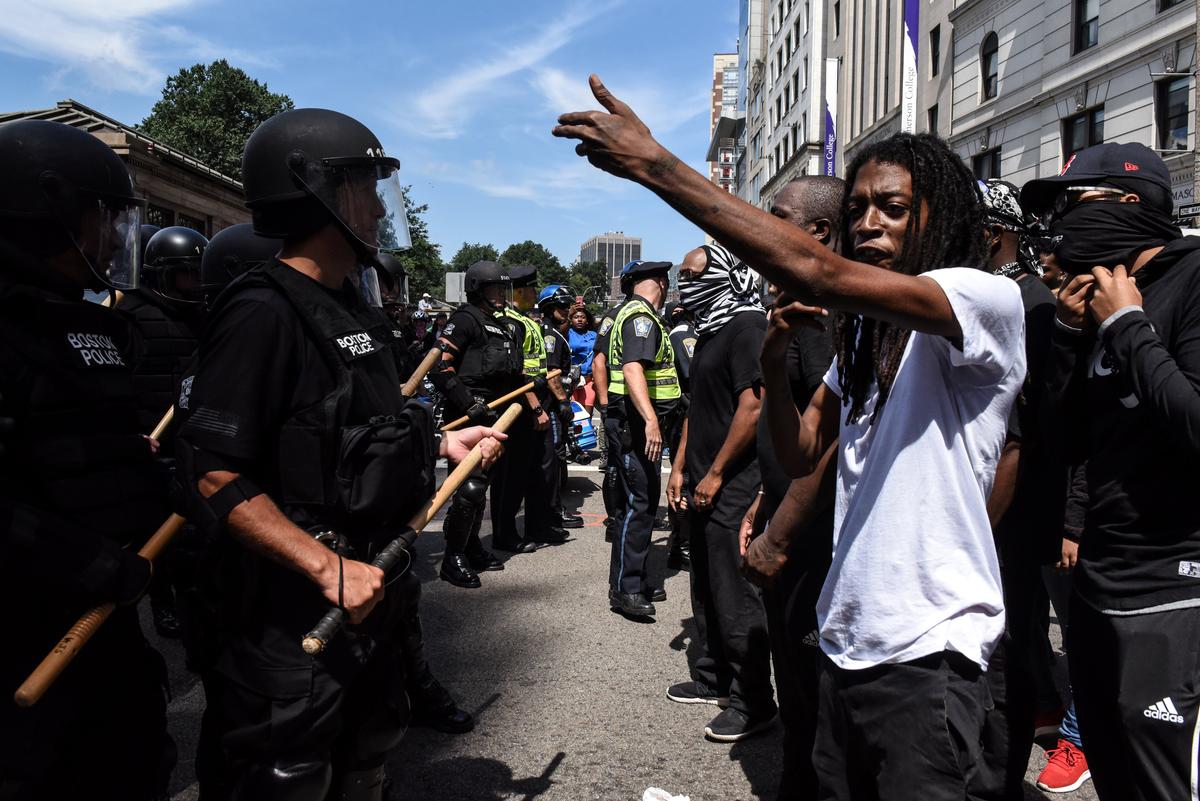 A crowd of counter protesters clashes with Boston Police outside of the Boston Common and the Boston Free Speech Rally in Boston, Mass., Aug. 19, 2017. (REUTERS/Stephanie Keith)
