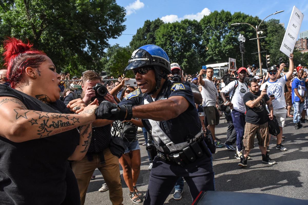 Counter protesters clash with Boston Police outside of the Boston Common and the Boston Free Speech Rally in Boston, Mass., Aug. 19, 2017. (REUTERS/Stephanie Keith)
