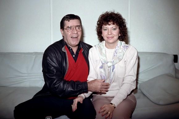 U.S. humorist, comedian, director, and singer Jerry Lewis poses with his wife SanDee Pitnick during a press conference on April 10, 1989 in Paris. (JEAN-PIERRE MULLER/AFP/Getty Images)