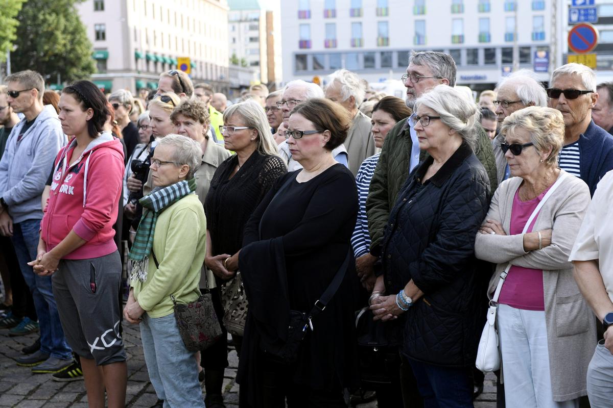 People attend a moment of silence to commemorate the victims of Friday's stabbings at the Turku Market Square in Turku, Finland on August 20, 2017. (Lehtikuva/Vesa Moilanen via REUTERS)