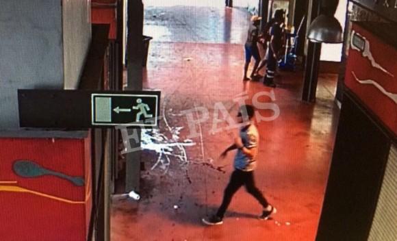A watermarked CCTV frame grab provided by Spanish newspaper El Pais shows a suspect walking through La Boqueria market seconds after a van crashed into pedestrians in Barcelona, Spain on August 17, 2017. (Courtesy of El Pais via REUTERS)