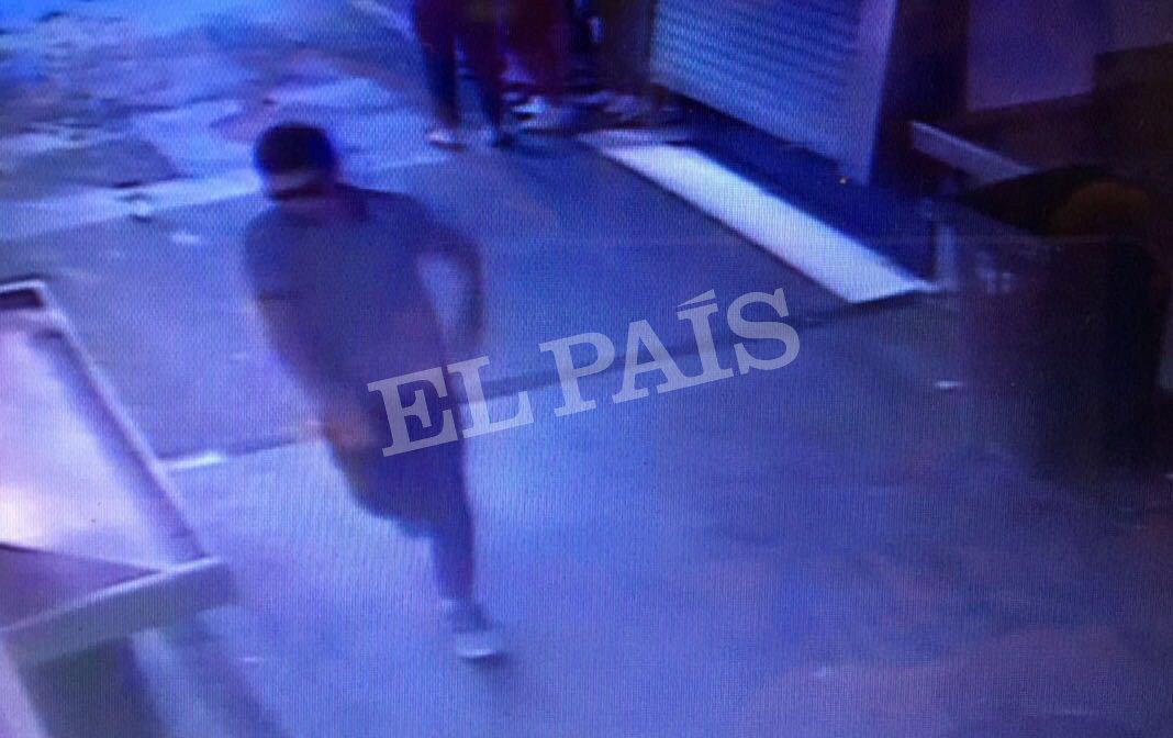 A watermarked CCTV frame grab provided by Spanish newspaper El Pais shows a suspect walking through La Boqueria market seconds after a van crashed into pedestrians in Barcelona, Spain, August 17, 2017. (Courtesy of El Pais via REUTERS)