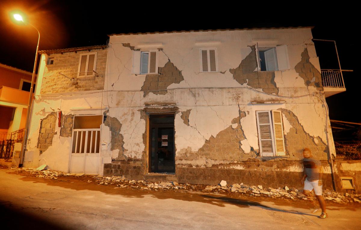 A damaged house is seen after an earthquake hit the island of Ischia, off the coast of Naples, Italy on August 22, 2017. (REUTERS/Ciro De Luca)