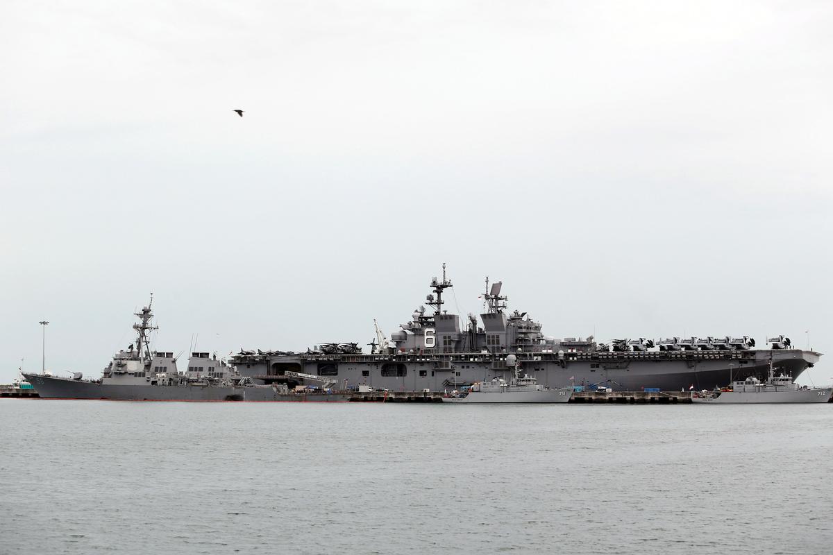 The damaged USS John McCain (L) and the USS America are docked at Changi Naval Base in Singapore on August 22, 2017. (REUTERS/Calvin Wong)