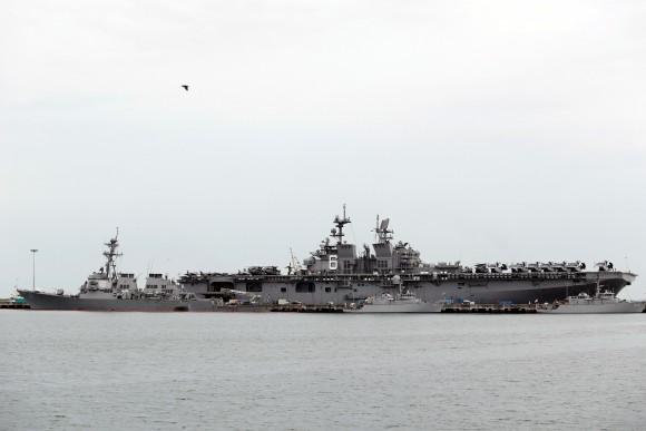 The damaged USS John McCain (L) and the USS America are docked at Changi Naval Base in Singapore August 22, 2017. (REuters/Calvin Wong)