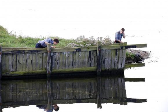 Members of the Danish Emergency Management Agency (DEMA) assist police in the search in the Kim Wall case at Kalvebod Faelled in Copenhagen, Denmark, August 23, 2017. (Scanpix Denmark/Martin Sylvest/ via Reuters)