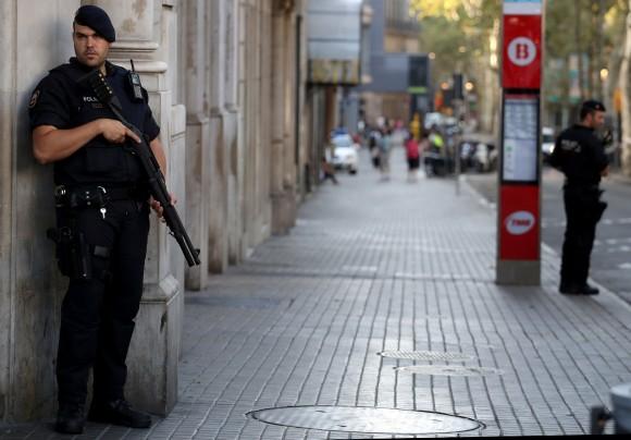 FILE PHOTO: Armed Catalan Mossos d'esquadra officers stand guard at Las Ramblas street where a van crashed into pedestrians in Barcelona, Spain, August 18, 2017. (Reuters/Sergio Perez/File Photo)
