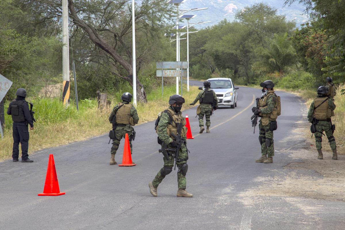 Mexican special forces man a checkpoint in San Antonio Matute, Jalisco State, Mexico, on Sept. 22, 2015 after a clash with gangs. (HECTOR GUERRERO/AFP/Getty Images)