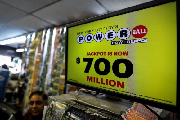  A screen displays the value of the Powerball jackpot at a store in New York City, U.S. on August 22, 2017. (REUTERS/Brendan McDermid)