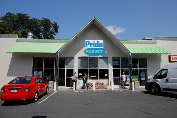 People at the Pride convenience store where a winning Powerball ticket for more than $750 million was sold in Chicopee, Mass., Aug. 24, 2017. (Brian Snyder/ Reuters)