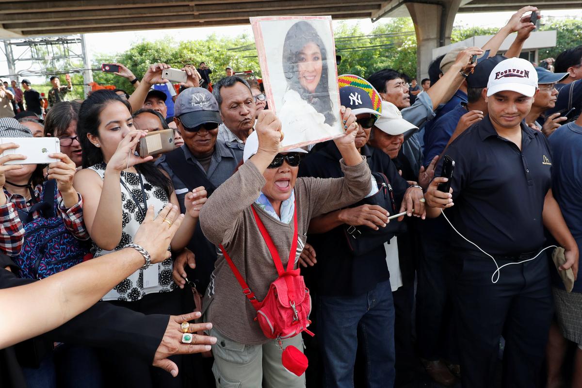 Supporters of ousted former Thai prime minister Yingluck Shinawatra wait for her at the Supreme Court in Bangkok, Thailand, on August 25, 2017. (REUTERS/Jorge Silva)