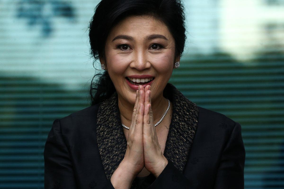 Ousted former Thai prime minister Yingluck Shinawatra greets supporters as she arrives at the Supreme Court in Bangkok, Thailand on August 1, 2017. (REUTERS/Athit Perawongmetha/File photo)