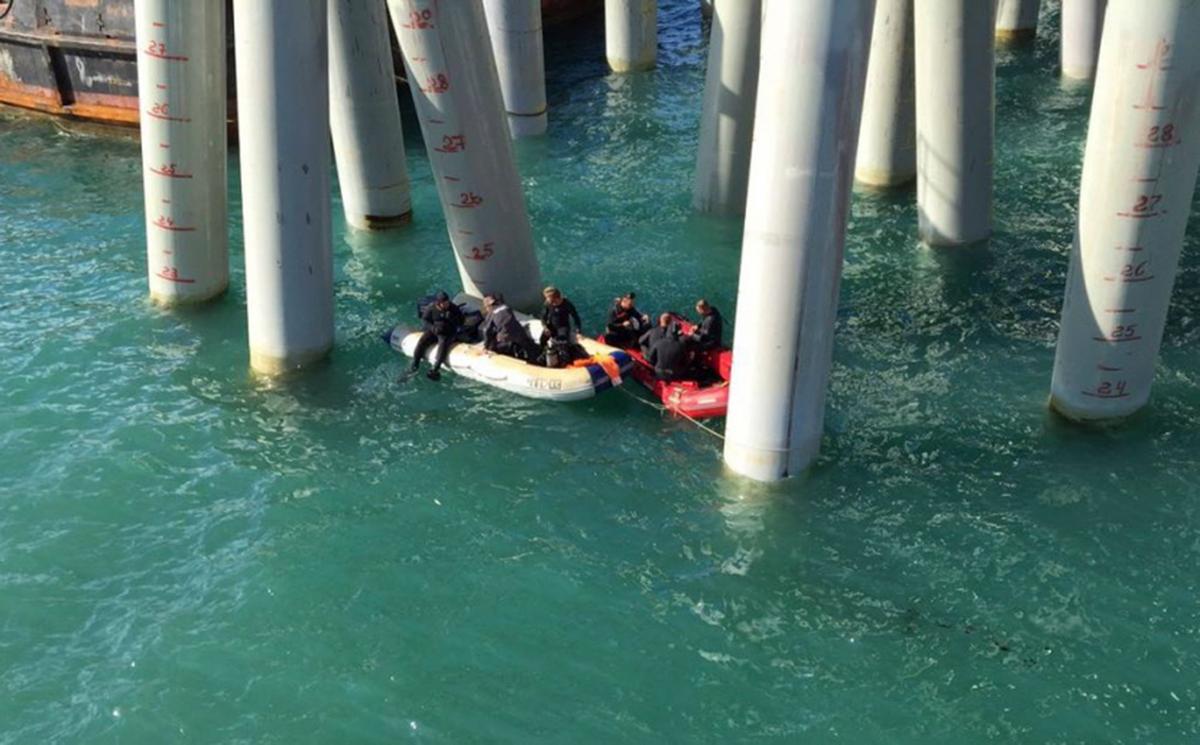 Rescuers work near a pier after a bus carrying a group of workers plunged into the Black Sea outside the settlement of Volna in the Krasnodar region, Russia on August 25, 2017. (Russian Emergencies Ministry/Handout via REUTERS)