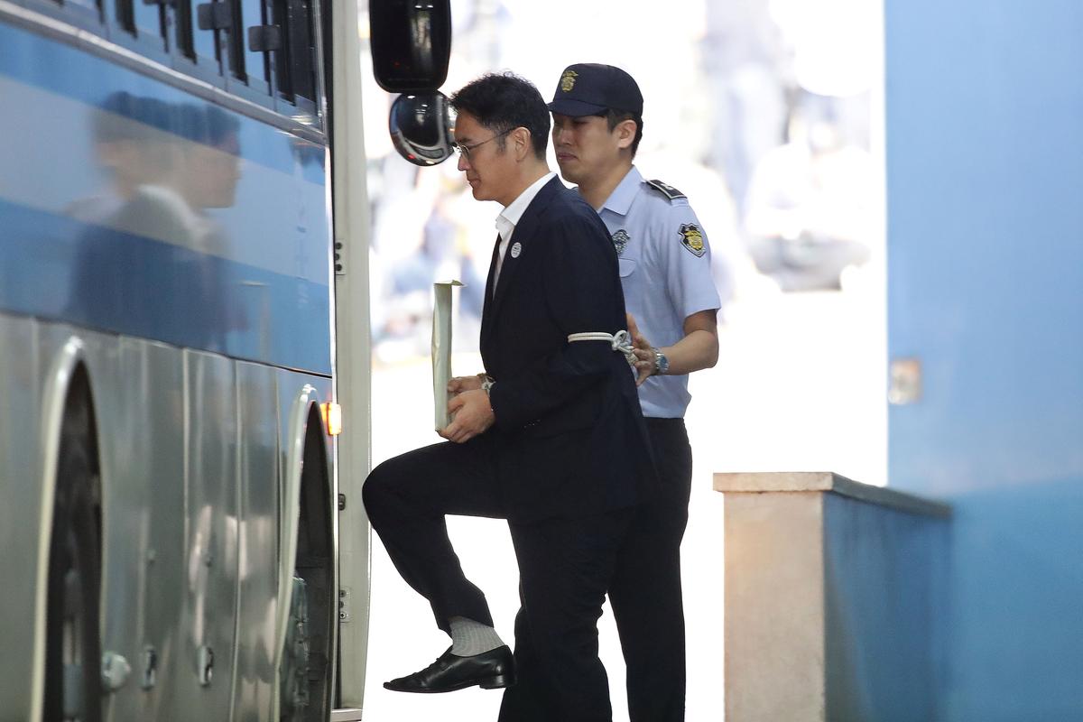 Lee Jae-yong, Samsung Group heir, leaves after his verdict trial at the Seoul Central District Court in Seoul, South Korea on August 25, 2017. (REUTERS/Chung Sung-Jun/Pool)