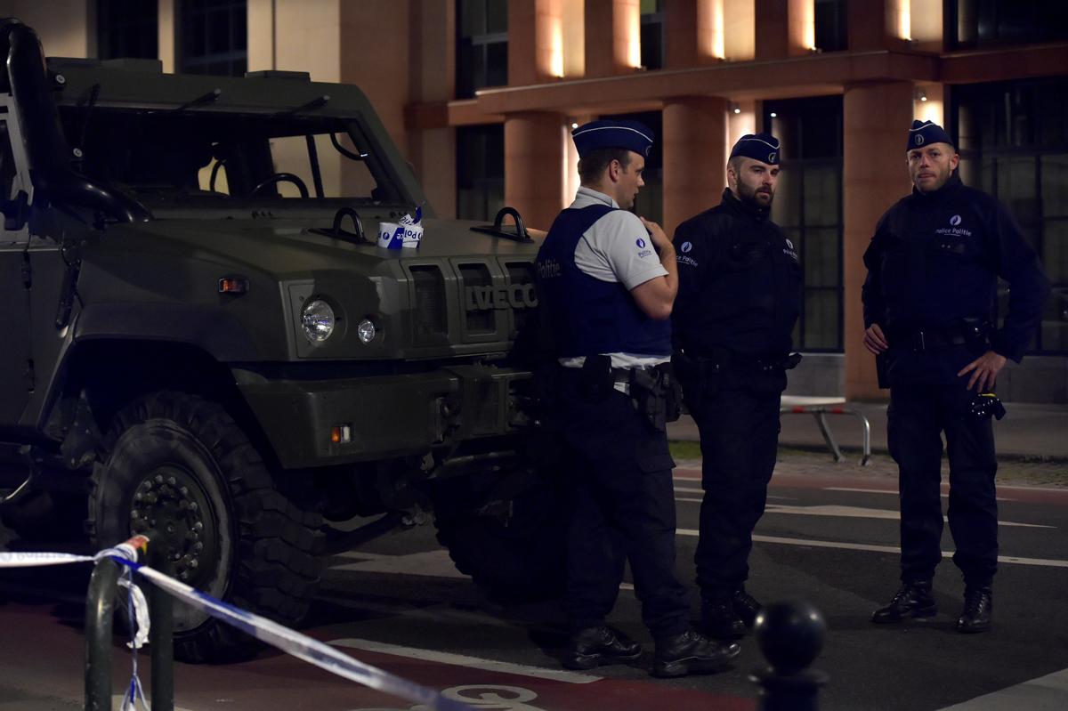 Policemen react on the scene after Belgian soldiers shot a man who attacked them with a knife, in Brussels, Belgium on Aug. 25, 2017. (REUTERS/Eric Vidal)