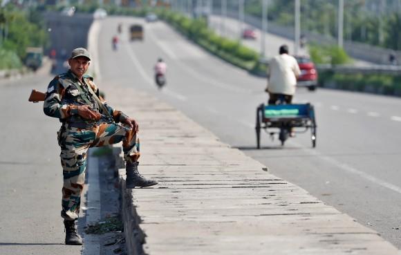 Soldiers patrol the streets in Panchkula, India August 26, 2017. (Reuters/Cathal McNaughton)