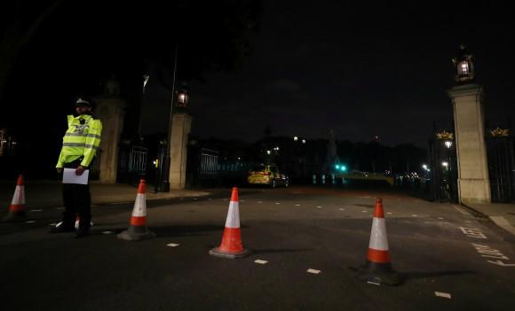 A police officer stands at a cordon after police arrested a man carrying a knife outside Buckingham Palace in London, Britain, August 25, 2017. (Reuters/Hannah McKay)