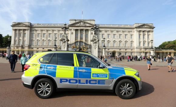 A police vehicle patrols outside Buckingham Palace in London, Britain August 26, 2017. (Reuters/Paul Hackett)