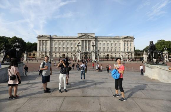 Tourists are seen outside Buckingham Palace in London, Britain August 26, 2017. (Reuters/Paul Hackett)