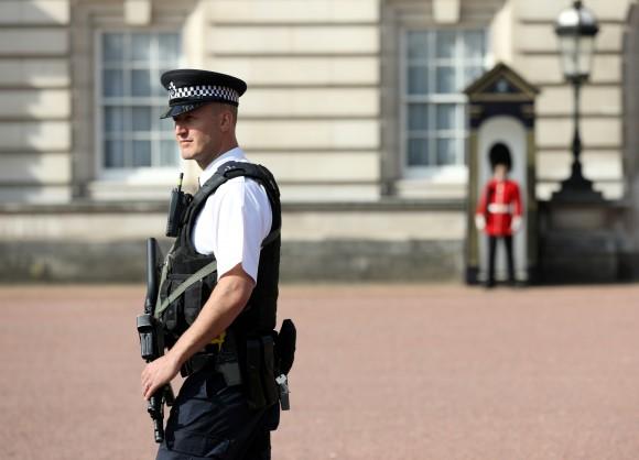 A police officer patrols within the grounds of Buckingham Palace in London, Britain Aug. 26, 2017. (REUTERS/Paul Hackett)
