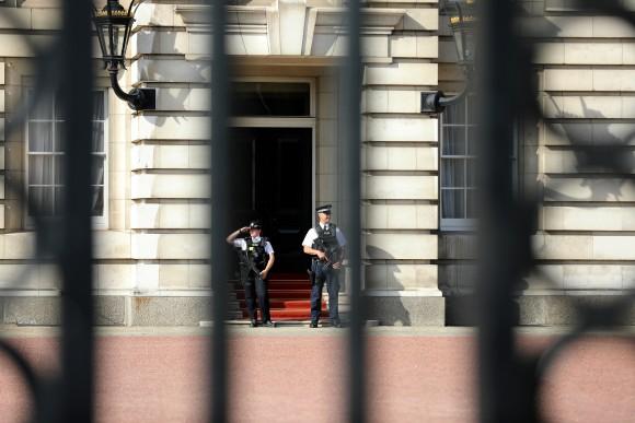 Police officers are seen on duty within the grounds of Buckingham Palace in London, Britain August 26, 2017. (REUTERS/Paul Hackett)