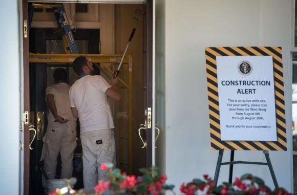 Workers are seen painting inside a West Wing entrance of the White House on Aug. 9, 2017. (MANDEL NGAN/AFP/Getty Images)