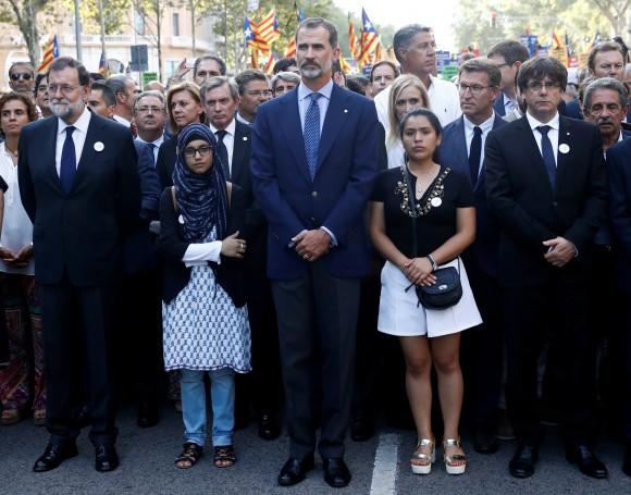 Spain's King Felipe (C), Prime Minister Mariano Rajoy (L) and Catalan regional president Carles Puigdemont (R) take part in a march of unity after the attacks last week, in Barcelona, Spain on Aug. 26, 2017. (Reuters/Juan Medina)