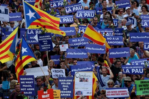 People hold placards and flag as they take part in a march of unity after the attacks last week, in Barcelona, Spain, August 26, 2017. (Reuters/Albert Gea)