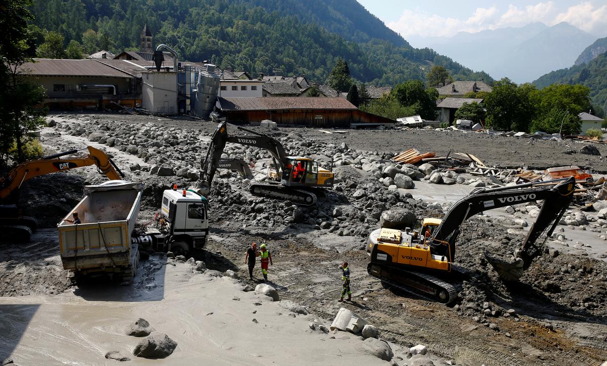 Excavators remove the debris from a landslide, near the village of Bondo, in Switzerland on Aug. 26, 2017. (REUTERS/Arnd Wiegmann)