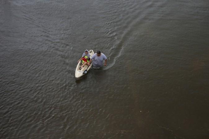 Jesus Rodriguez rescues Gloria Garcia in Pearland, in the outskirts of Houston.<br/>(REUTERS/Adrees Latif)