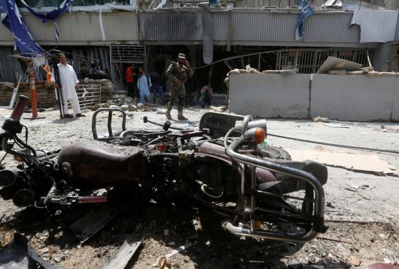 An Afghan security force stands guard at the site of a suicide bomb attack in Kabul, Afghanistan August 29, 2017. (Reuters/Omar Sobhani)