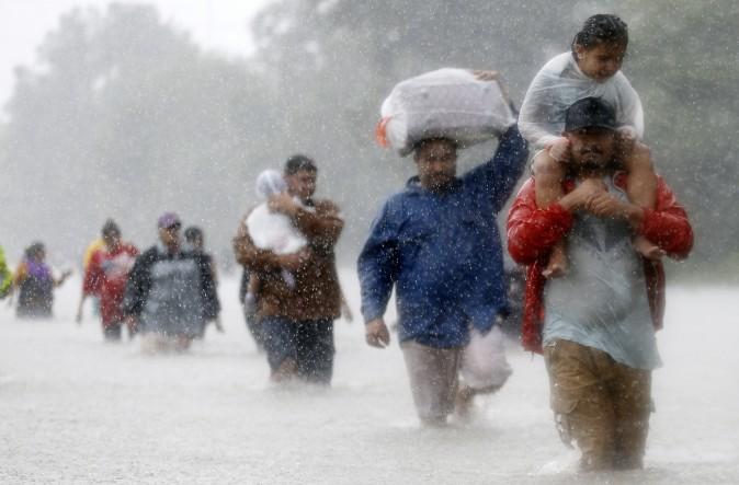 Residents wade through floodwaters from Tropical Storm Harvey in Beaumont Place, Houston, Texas, on Aug. 28, 2017. (Jonathan Bachman/Reuters)