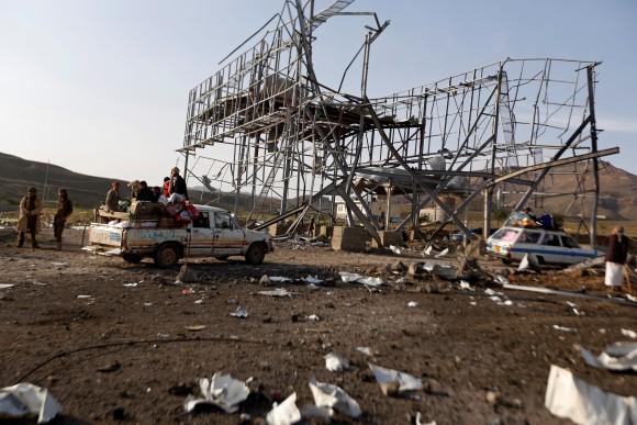 Vehicles carrying travellers pass by a checkpoint of the armed Houthi movement after it was hit by a Saudi-led air strike near Sanaa, Yemen August 30, 2017. (Reuters/Khaled Abdullah)