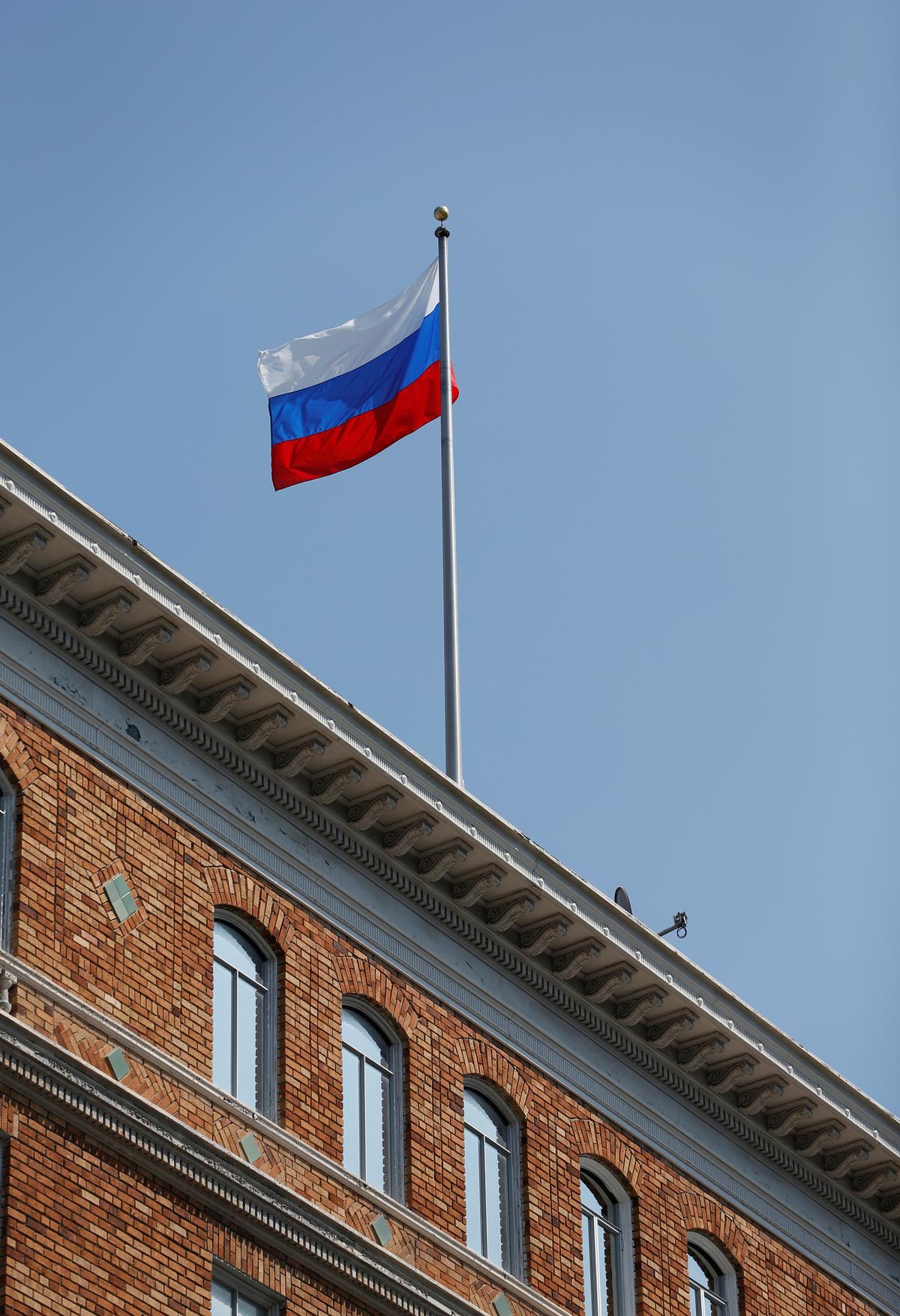 The Russian flag waves in the wind on the rooftop of the Consulate General of Russia in San Francisco, Calif. on Aug. 31, 2017. (REUTERS/Stephen Lam)
