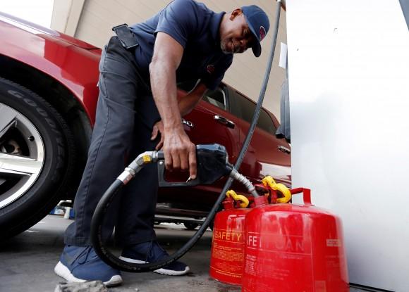 Cains Lawrence fills gasoline cans at the Fuel City service station in the aftermath of Hurricane Harvey, in Dallas, Texas, Sept. 1, 2017. (Brandon Wade/Reuters)