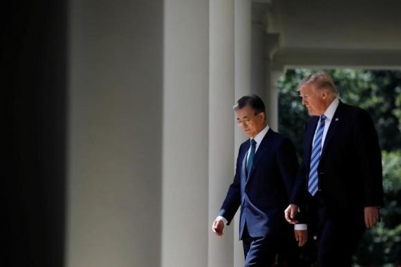 U.S. President Donald Trump (R) with South Korean President Moon Jae-in (L) in the Rose Garden of the White House in Washington, U.S., June 30, 2017. (REUTERS/Carlos Barria)
