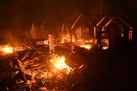 Flames from the Ponderosa Fire burn a home east of Oroville, Calif., on Aug. 29, 2017. (Noah Berger/Reuters)
