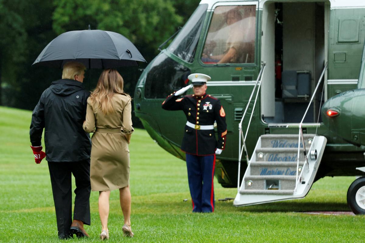 U.S. President Donald Trump and first lady Melania Trump walk on South Lawn of the White House in Washington before their departure to view storm damage in Houston September 2, 2017. (REUTERS/Yuri Gripas)