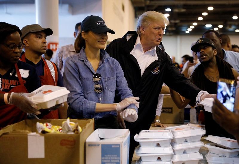 President Donald Trump and first lady Melania Trump help volunteers hand out meals during a visit with flood survivors of Hurricane Harvey at a relief center in Houston on Sept. 2, 2017. (REUTERS/Kevin Lamarque)