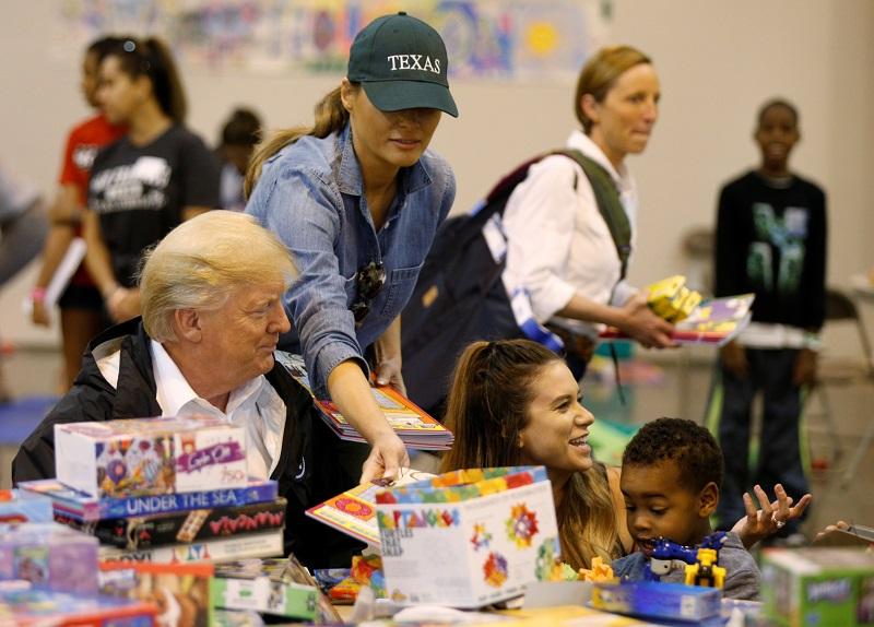 President Donald Trump and first lady Melania Trump visit with flood survivors of Hurricane Harvey at a relief center in Houston, Texas on Sept. 2, 2017. (REUTERS/Kevin Lamarque)