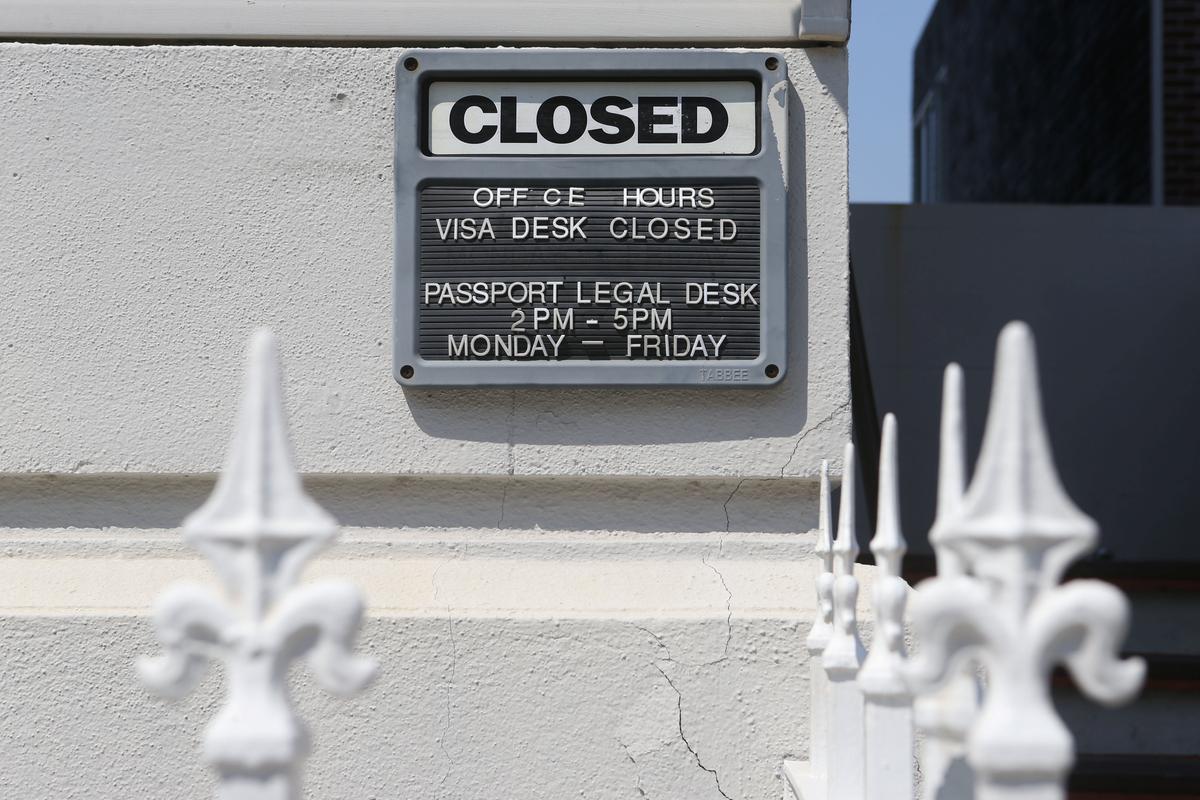 A Closed sign is seen on the Russian Consulate building, where smoke was seen earlier coming from its roof, in San Francisco, Calif., on Sept. 1, 2017. (REUTERS/Beck Diefenbach)