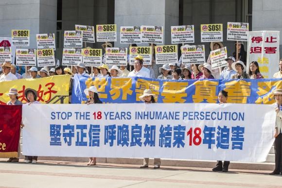 Rally at the California State Capitol in Sacramento support of resolution SJR 10, which condemns the Chinese Communist Party for its ongoing persecution of Falun Dafa practitioners, Aug. 31, 2017. (Mark Cao/The Epoch Times)