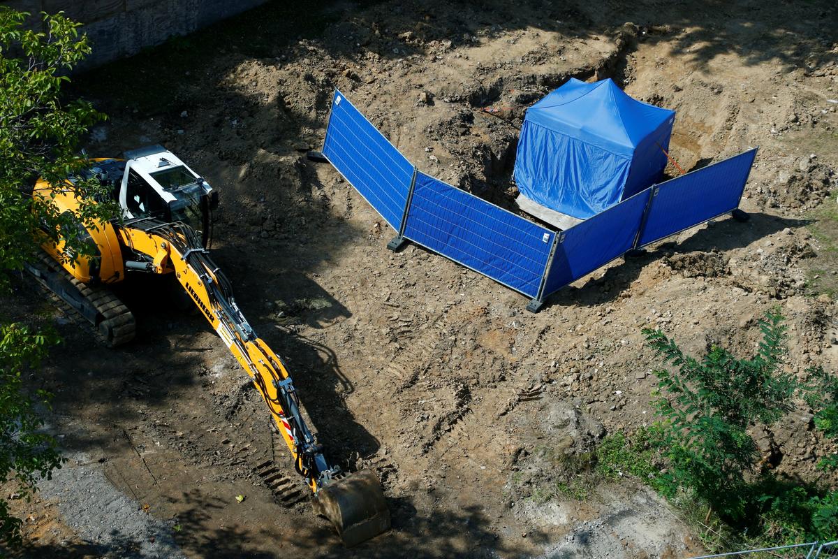 A tent covers the area around an unexploded British World War Two bomb which was found during renovation work on the university's campus in Frankfurt, Germany on Sept. 1, 2017. (REUTERS/Ralph Orlowski)