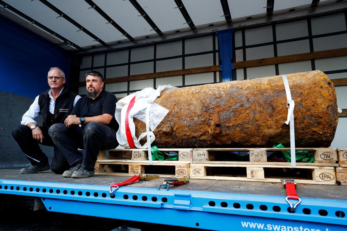 Bomb disposal expert Rene Bennert and Dieter Schweizler speak next to defused massive World War Two bomb after tens of thousands of people evacuated their homes in Frankfurt, Germany on Sept. 3, 2017. (REUTERS/Kai Pfaffenbach)