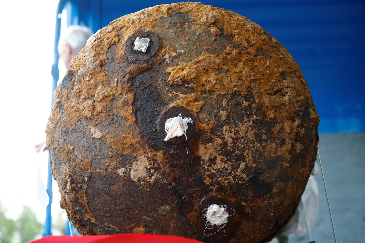 Explosives experts defused a massive World War Two bomb after tens of thousands of people evacuated their homes in Frankfurt, Germany on Sept. 3, 2017. (REUTERS/Kai Pfaffenbach)
