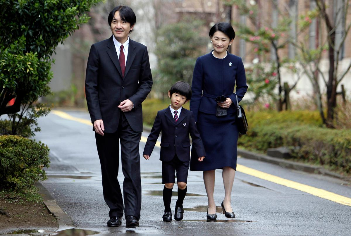 Japan's Prince Hisahito (C), accompanied by his father Prince Akishino (L) and mother Princess Kiko, arrives at Ochanomizu University affiliated kindergarten for his graduation ceremony in Tokyo on March 14, 2013. (JUNJI KUROKAWA/AFP/Getty Images)