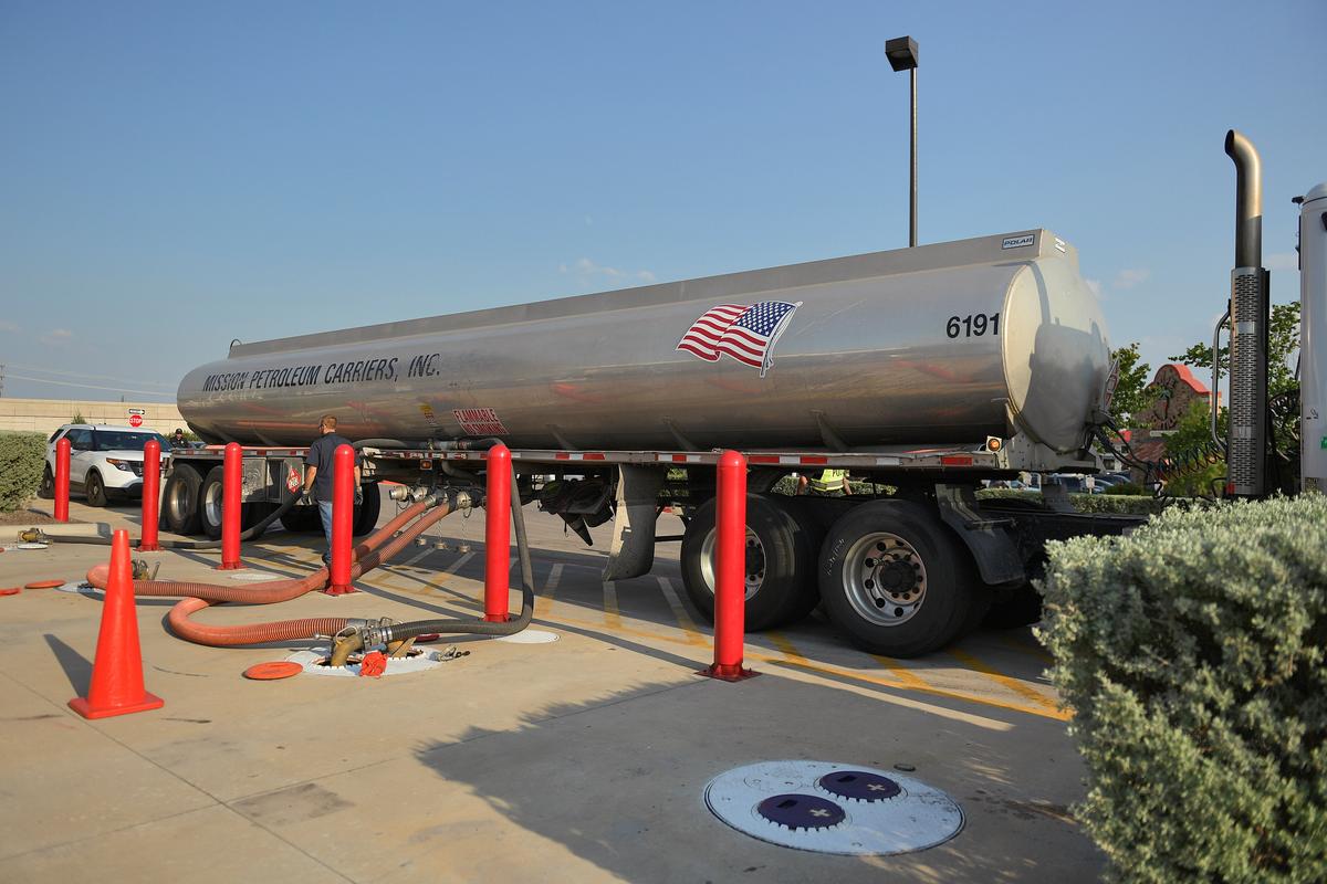 A truck refuels a station in the aftermath of Hurricane Harvey in Cedar Park, Texas on Sept. 1, 2017. (REUTERS/Mohammad Khursheed)